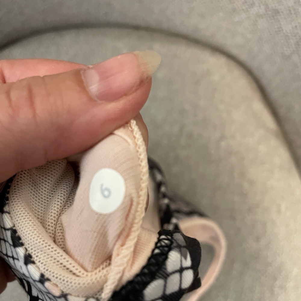 LULULEMON- Lighten Up Bra Ziggy Snake Butter Pink Black size 6 - Picture 5 of 5